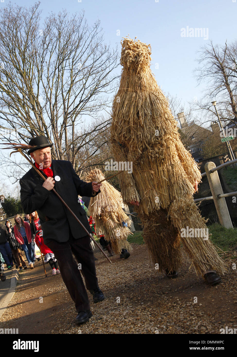 Un hombre vestido con traje tradicional desfiles por las calles en el  Festival anual de Oso de paja, Whittlesey, REINO UNIDO Fotografía de stock  - Alamy