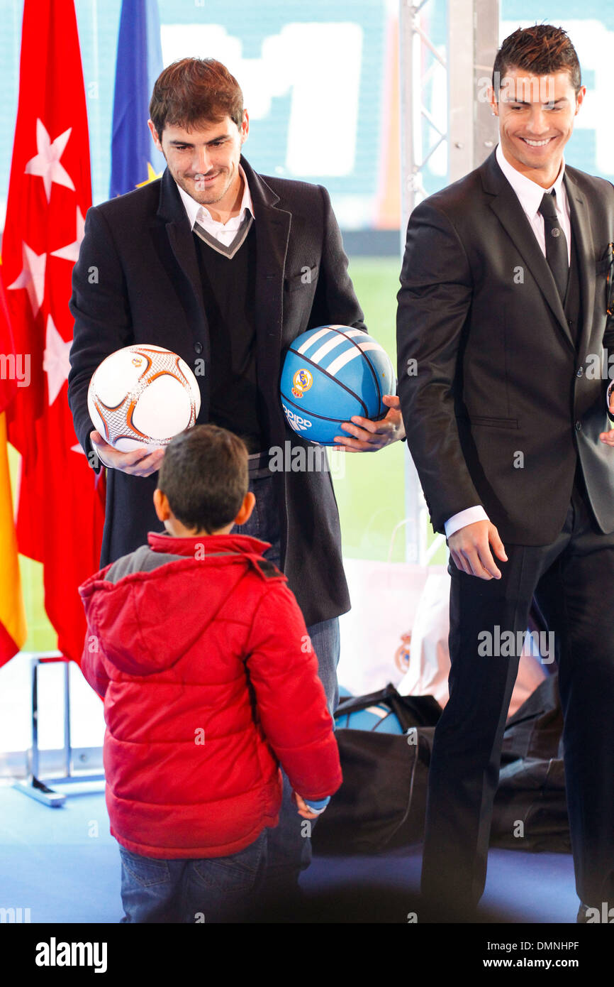 Calumnia Impermeable cobre Madrid, Madrid, España. 16 dic, 2013. Cristiano Ronaldo (R) e Iker Casillas  (L) repartiendo regalos en un evento de la Fundación Real Madrid, ''Ningún  niño sin un juguete para la Navidad'', en