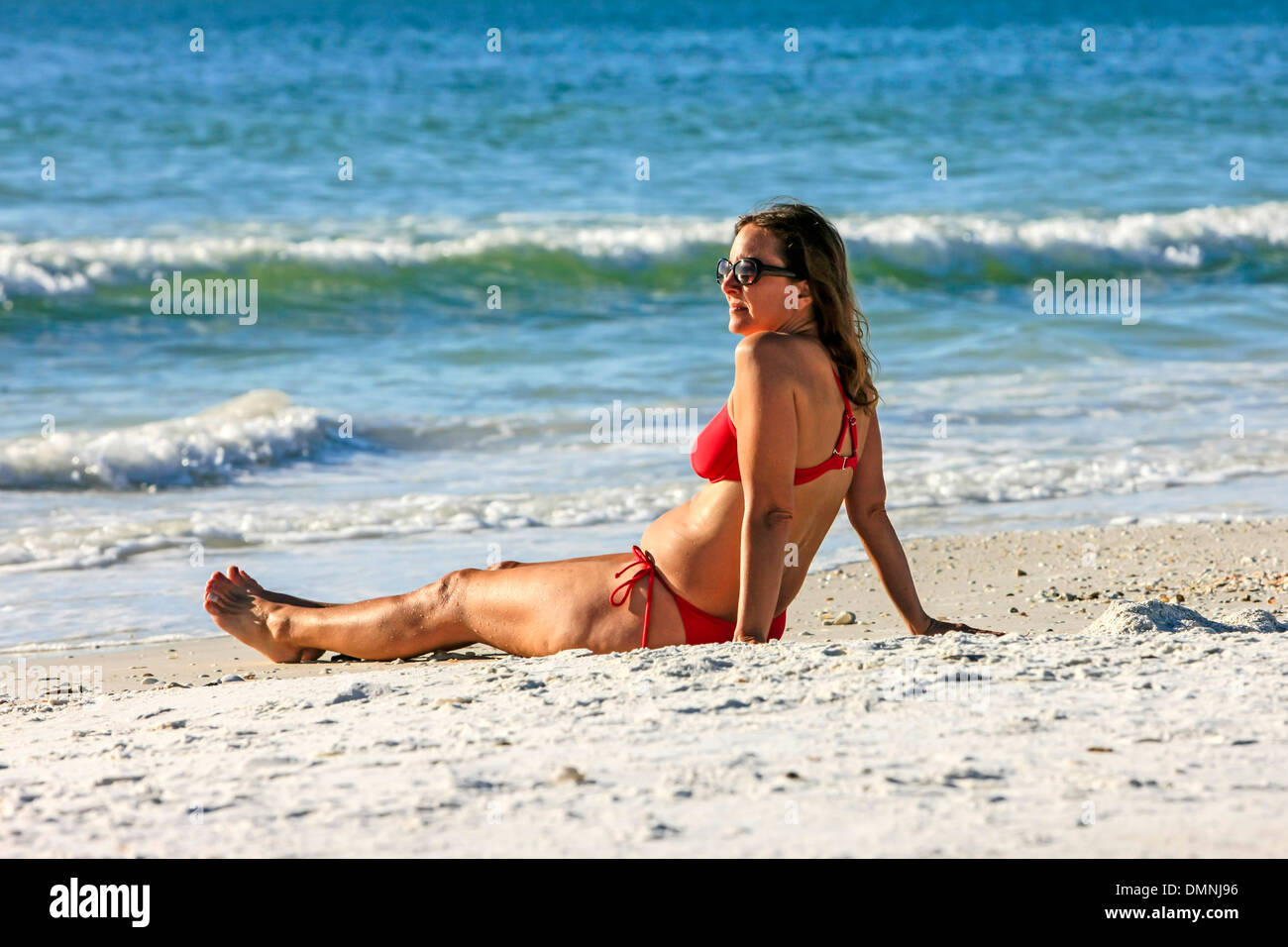 Bikini mujer madura morena fotografías e imágenes de alta resolución - Alamy