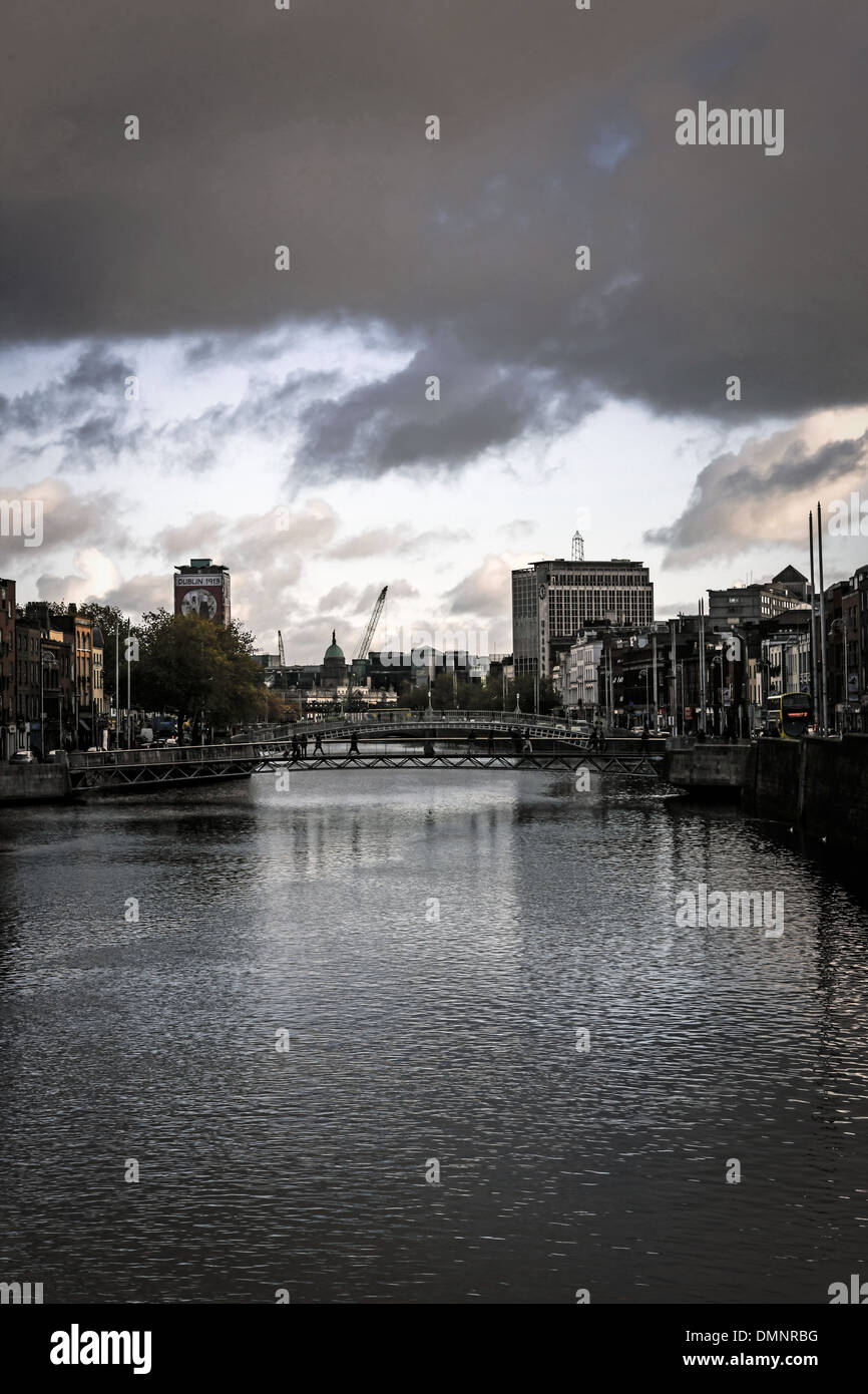 Vista mirando hacia abajo al río Liffey, en Dublín, en una tarde de otoño tardío Foto de stock