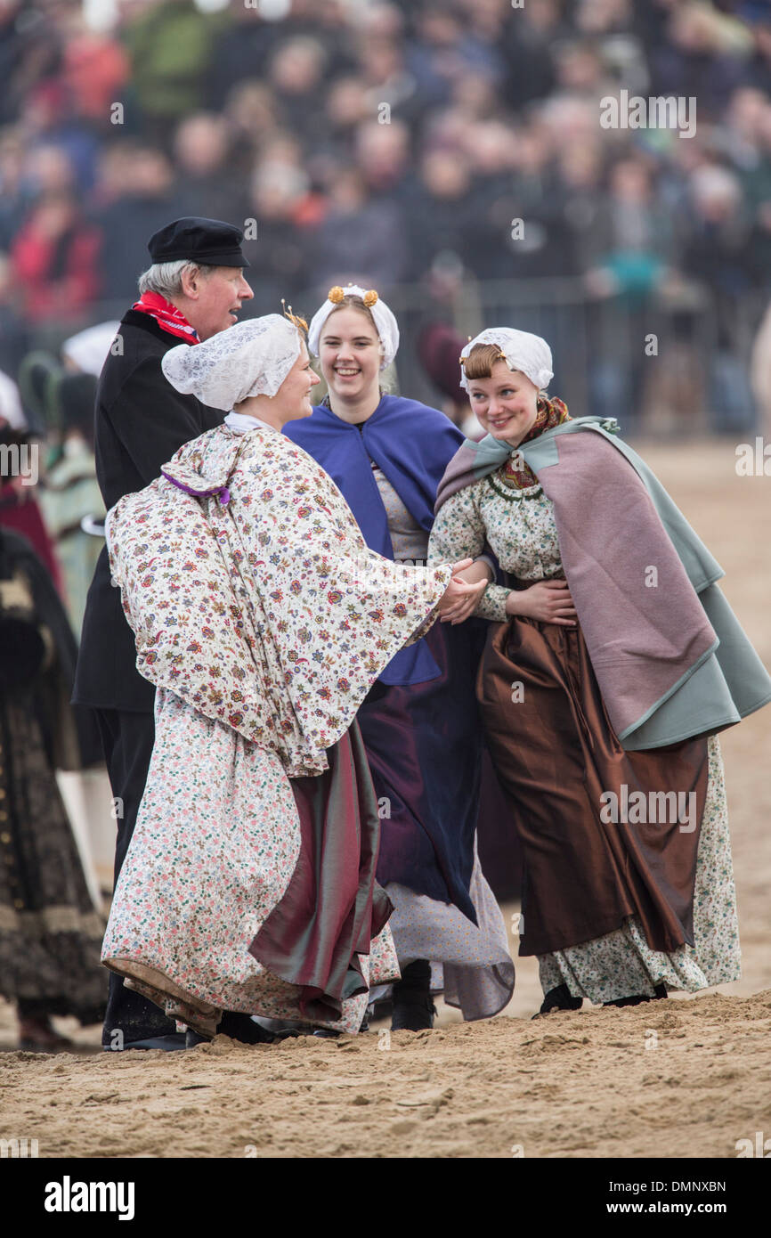 Países Bajos, Scheveningen. Bicentenario. Histórico desembarco en la playa Scheveningen. Los pescadores y las mujeres vestidas con el traje tradicional Foto de stock