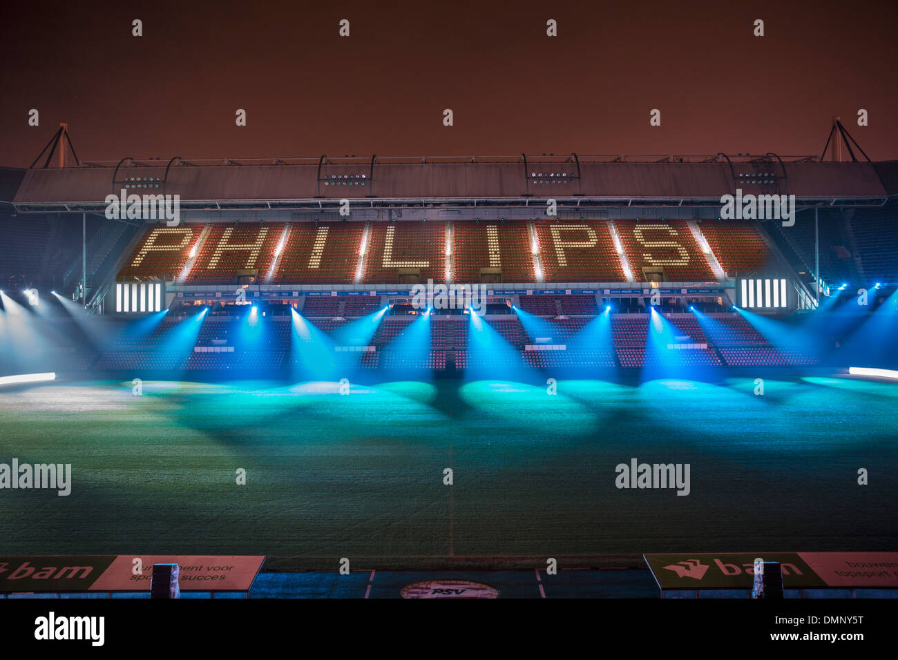 Holanda, Eindhoven, Light festival llamado GLOW 2013. Proyecto Clashlight en el estadio de fútbol del PSV Philips Foto de stock