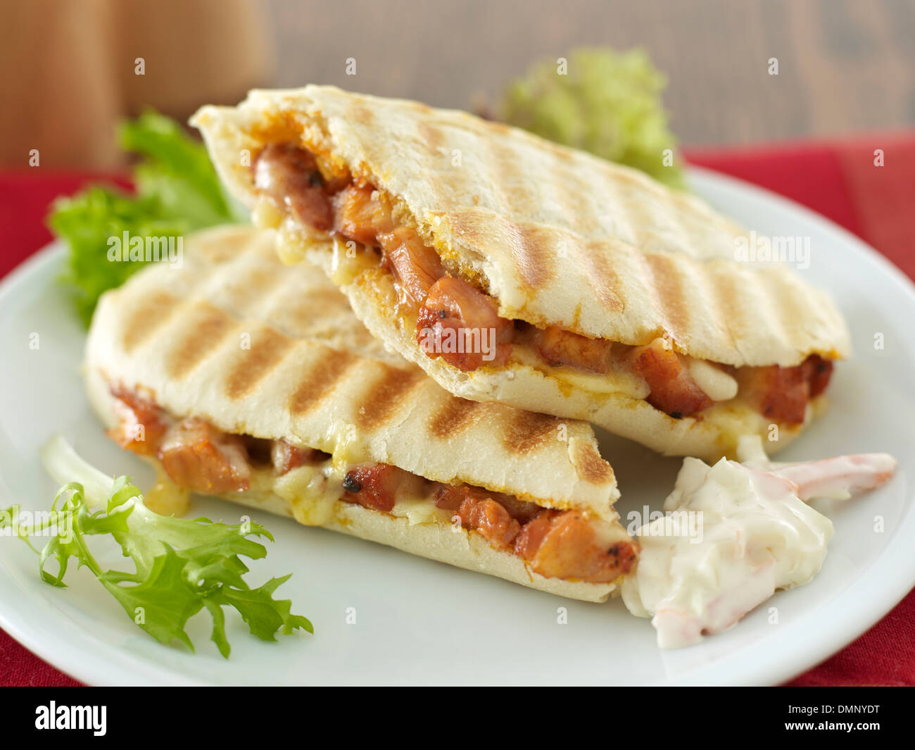 Comida pollo frito y queso panini y sándwich coleslaw Foto de stock