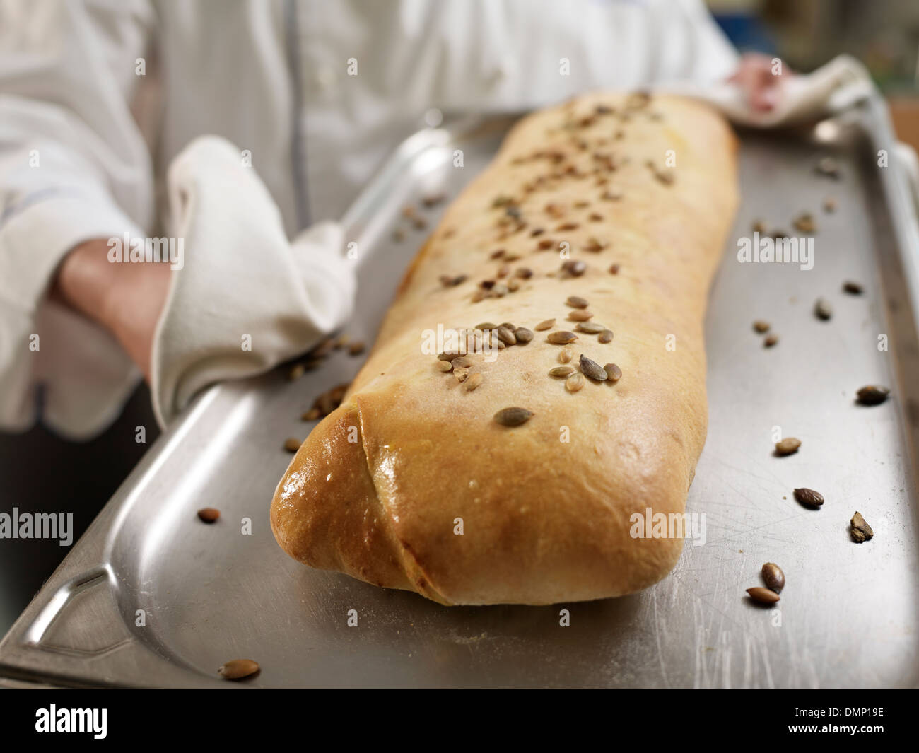 Pan recién salido del horno panadero panadería cocina bandeja de manos  Fotografía de stock - Alamy