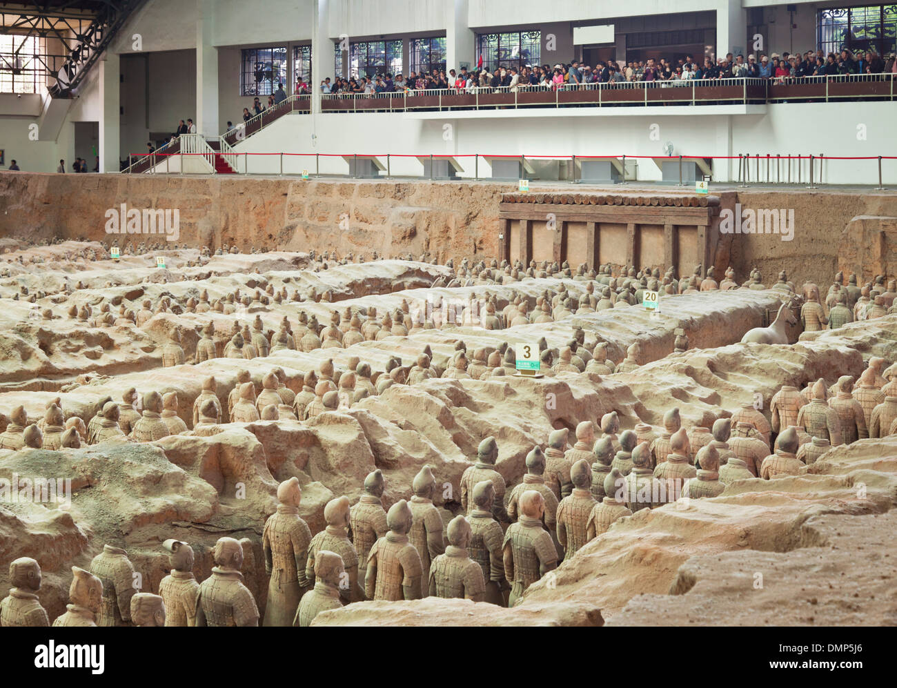 Dentro del museo del ejército de guerreros de terracota hoyo número 1, Xian, provincia de Shaanxi, República Popular China, República Popular de China, Asia Foto de stock