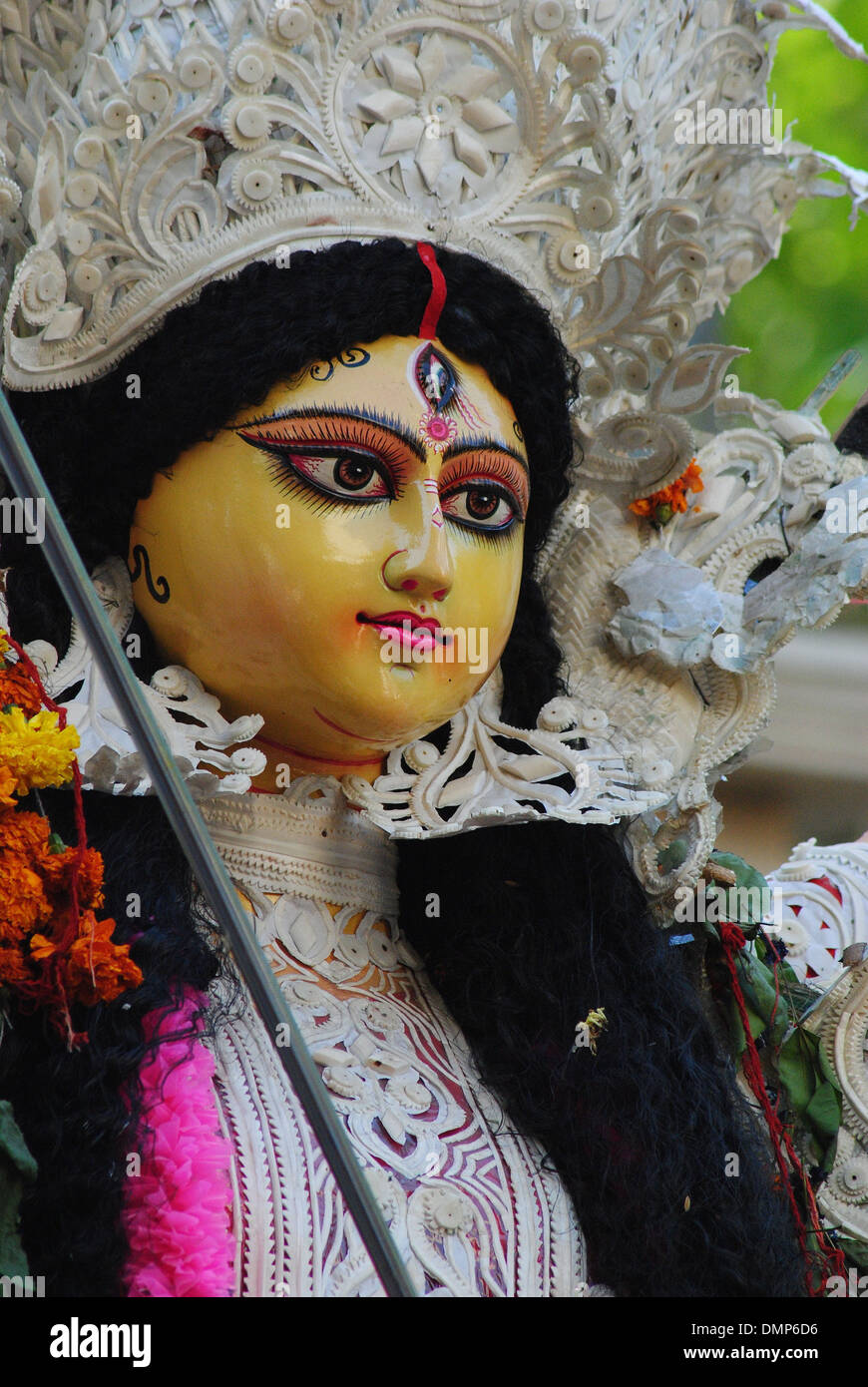 Primer plano lateral de la diosa Durga, deidad Hindú durante Durga Puja en Nueva Delhi. Foto de stock