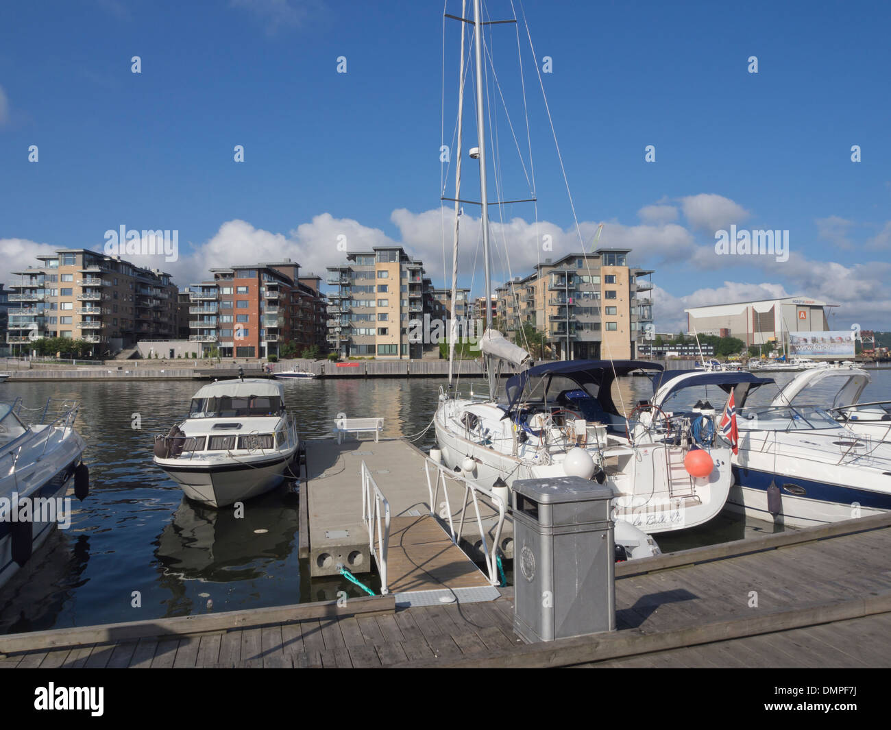 Bloques de pisos modernos y embarcaciones privadas de la ciudad de Tønsberg Noruega, un destino de vacaciones junto al mar en verano Foto de stock