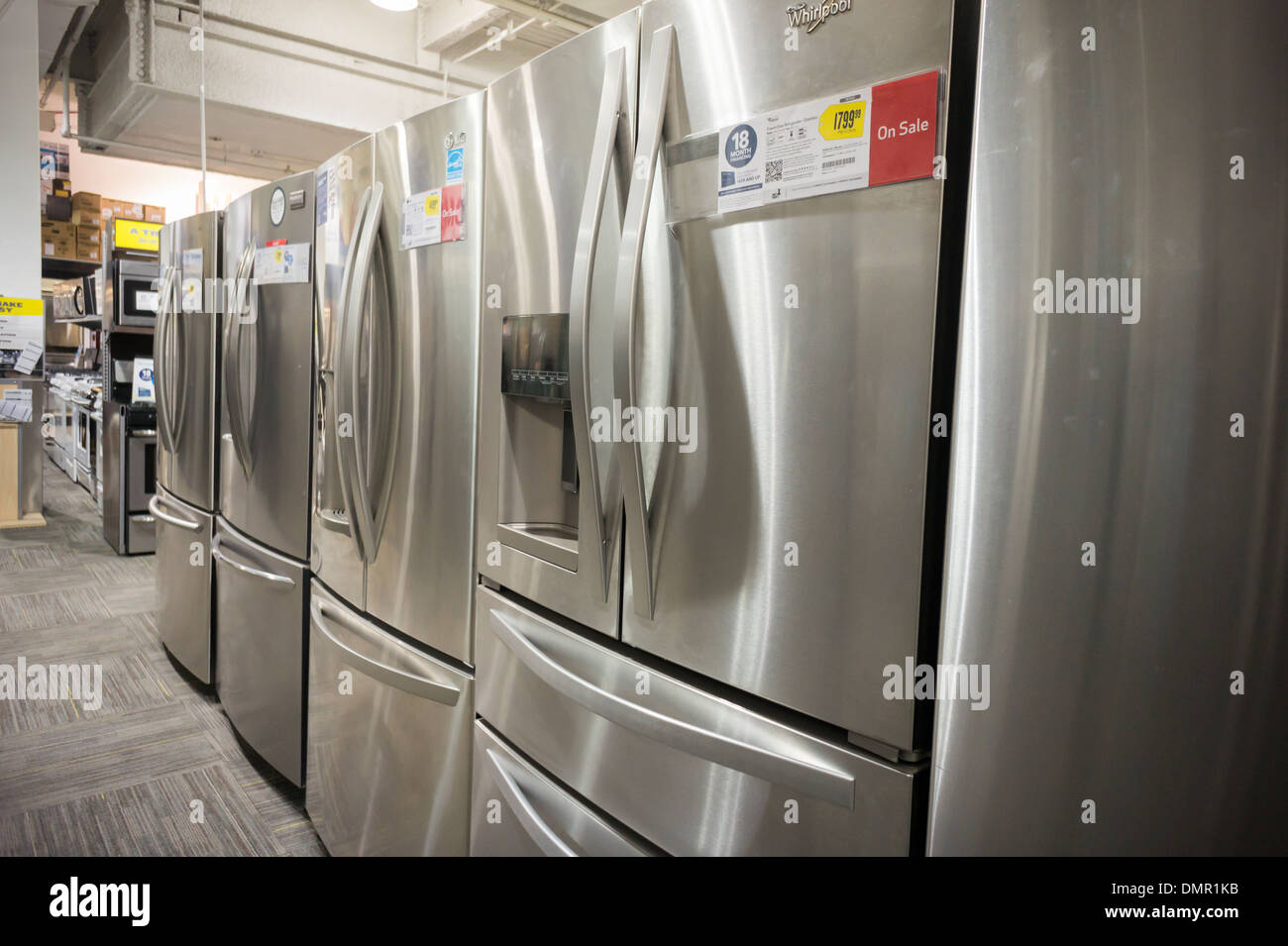 Refrigerador en una tienda Best Buy en el barrio de Elmhurst, en el barrio  de Queens, en Nueva York Fotografía de stock - Alamy