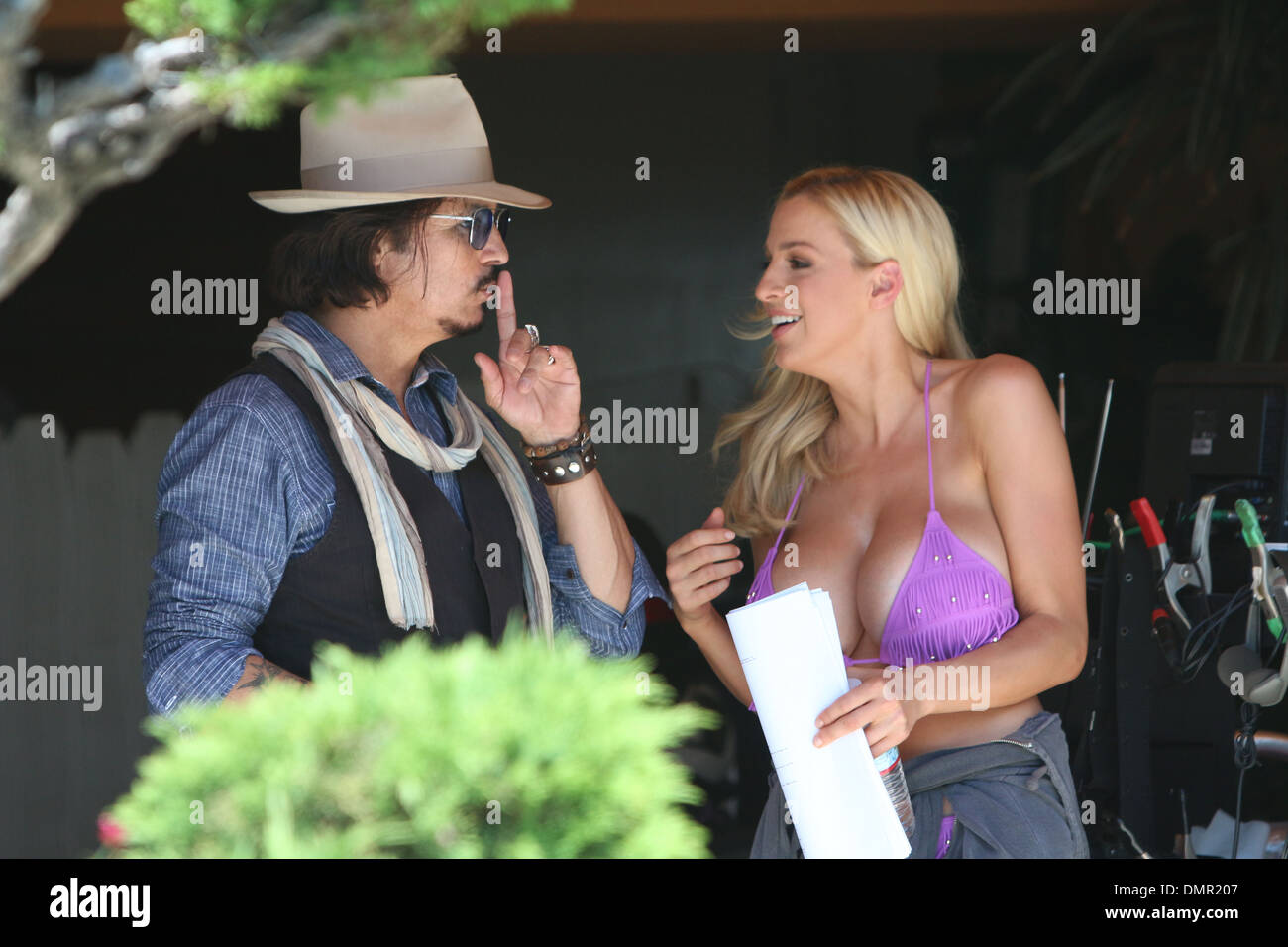 Jordan Carver y un Johnny Depp look-alike filmar escenas para su próxima  película "Quién mató a Johnny' - Los Angeles California Fotografía de stock  - Alamy
