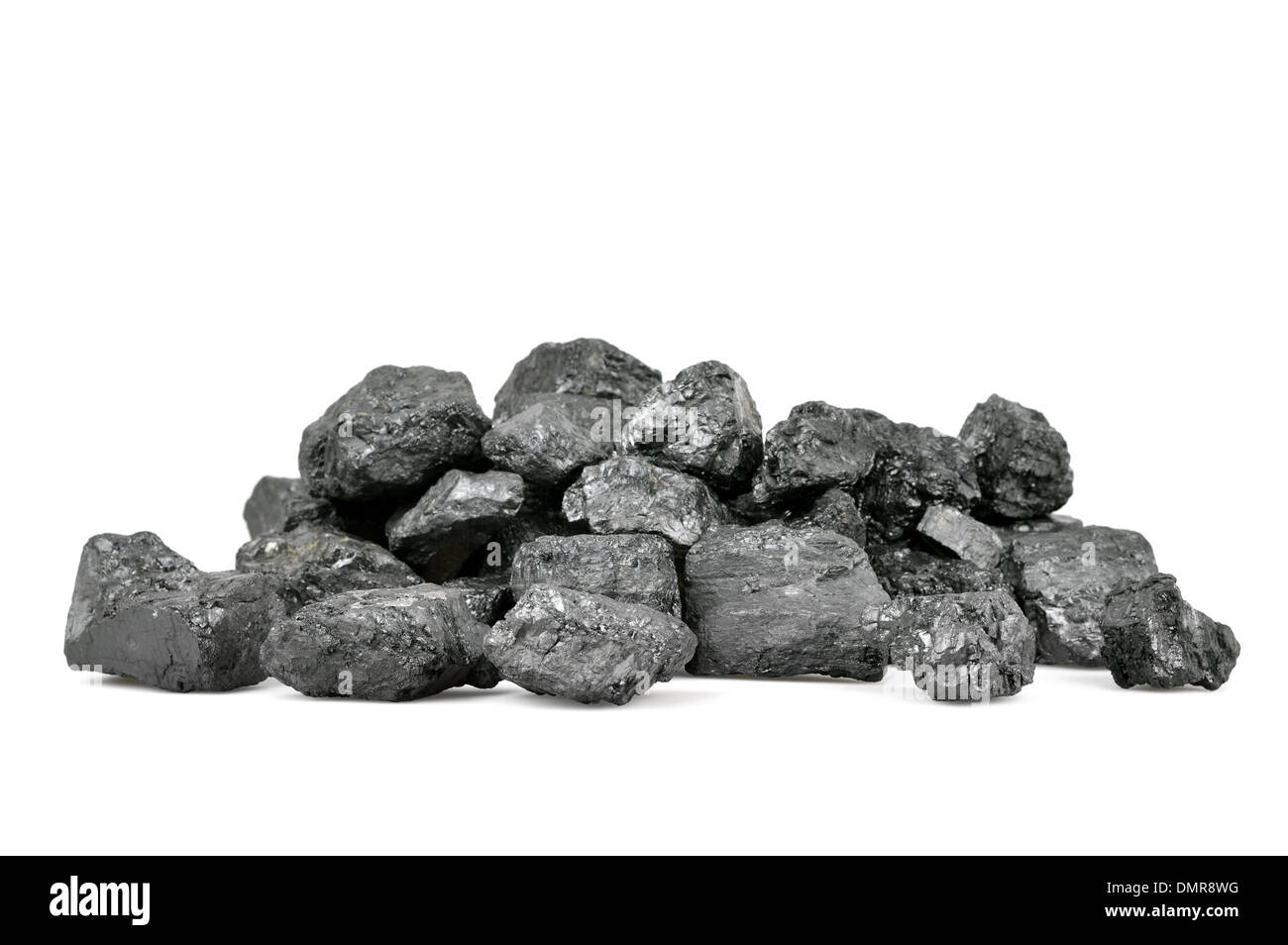 Montón de carbón aislado sobre fondo blanco. Foto de stock