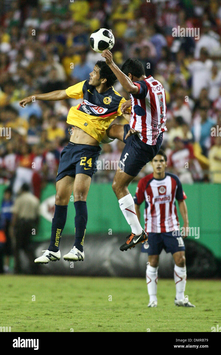 16 de septiembre de 2009: Daniel Márquez (24) y Patricio Araujo (5) Lleve  el aire por posesión. Chivas de Guadalajara Club América derrotó por 2-1 en  la 205ª Clasico partido entre los