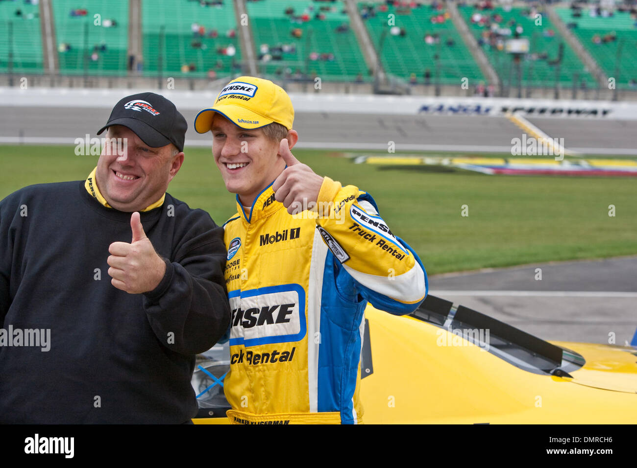 03 de octubre de 2009 Parker Kligerman 22 da un Thumbs up después de tomar la pole en su