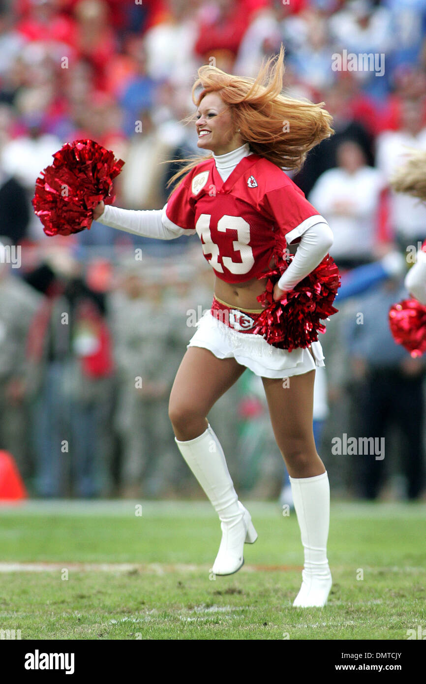 wallpapers Porristas De Los Jefes De Kansas City https www alamy es a kansas city chiefs porrista entretiene a la multitud durante los cargadores victoria 37 7 sobre los jefes en arrowhead stadium en kansas city missouri credito de la imagen jacob paulsen global zumapress com southcreek image64461011 html