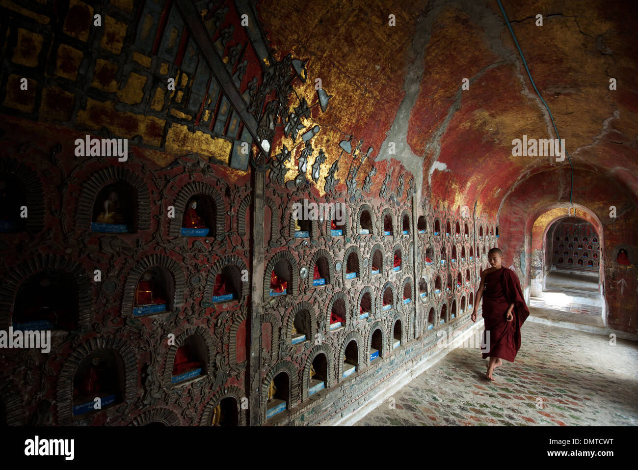 Monje novicio orando en Shwe Kyaung Yaunghwe, monasterio de madera de teca, Nyaungshwe, el Lago Inle. Foto de stock