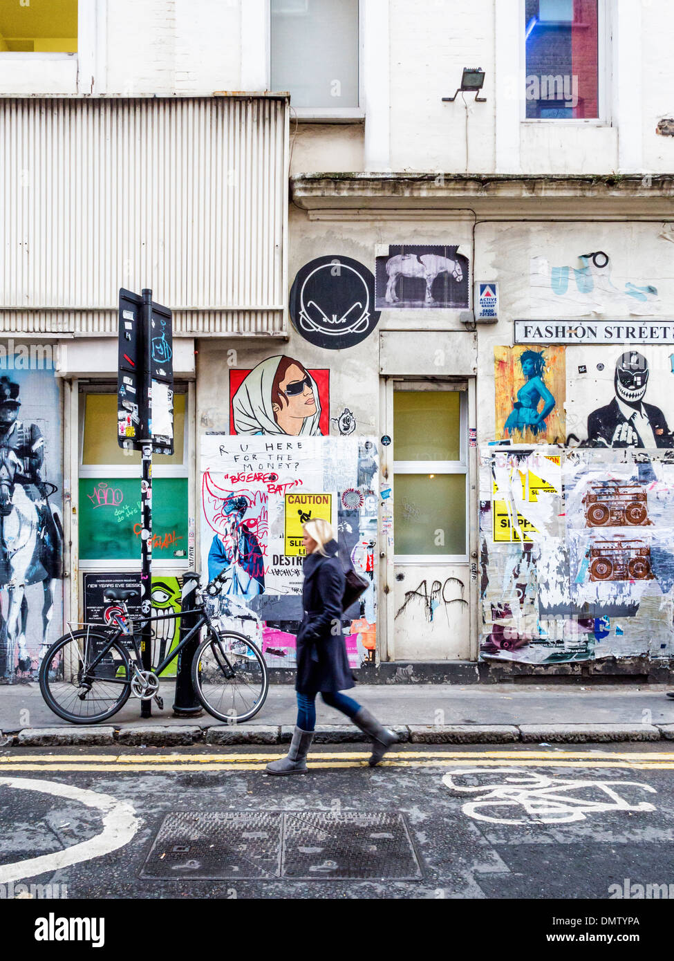 Graffiti, Street art, pegatinas y carteles en una pared en la moda street,  London E1 Fotografía de stock - Alamy