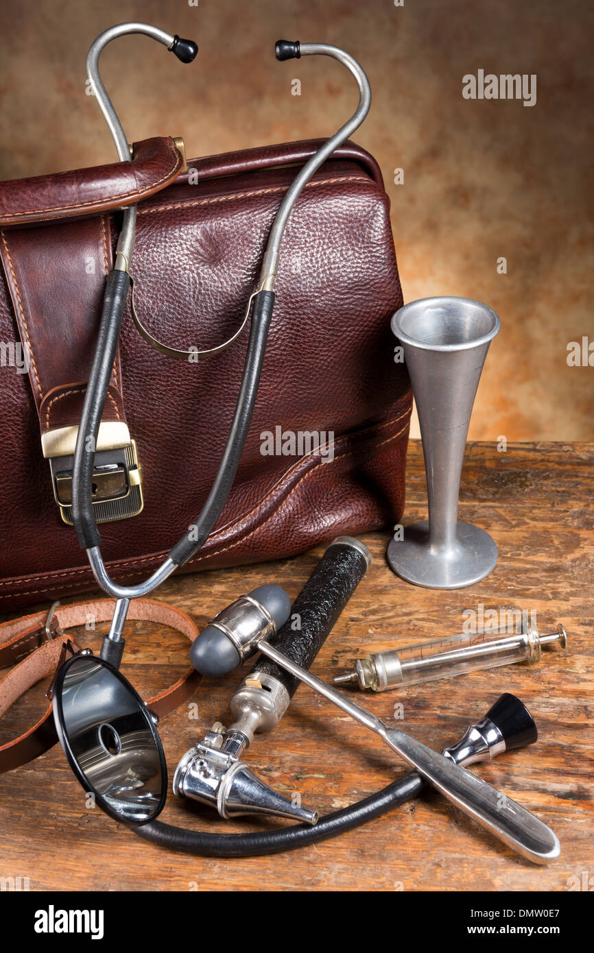 Maletín médico antiguo y colección de antiguos instrumentos médicos como el  estetoscopio, el martillo de reflejos y cabezal de espejo Fotografía de  stock - Alamy
