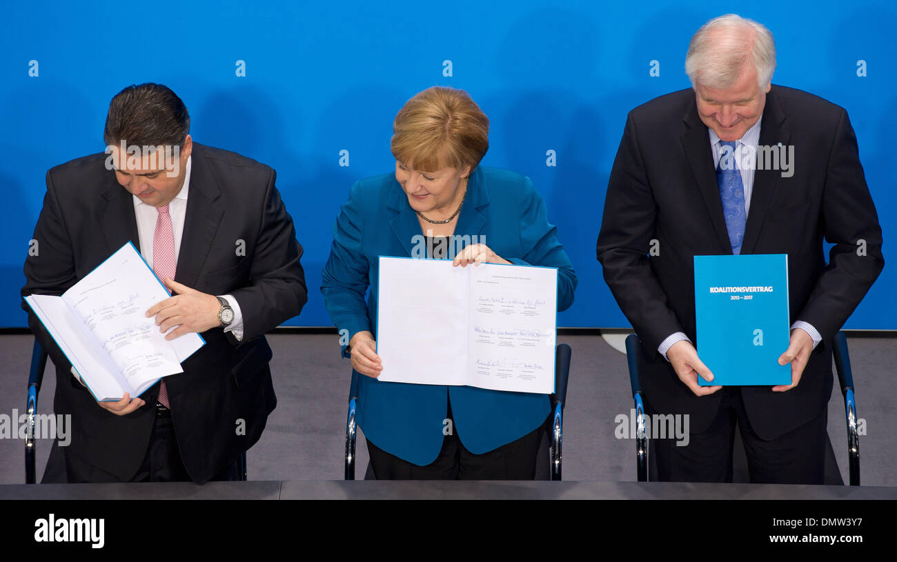 Berlín, Alemania. 16 dic, 2013. Sigmar Gabriel, presidente del Partido SPD (L), Presidente de la CSU, Horst Seehofer (R), y la Canciller alemana Angela Merkel presentes firmaron el acuerdo de coalición entre el SPD y CDU/CSU partes en Berlín, Alemania, el 16 de diciembre de 2013. Alemania se rige por una gran coalición de CDU/CSU y el SPD, por tercera vez en su historia. Foto: Tim Brakemeier/dpa/Alamy Live News Foto de stock