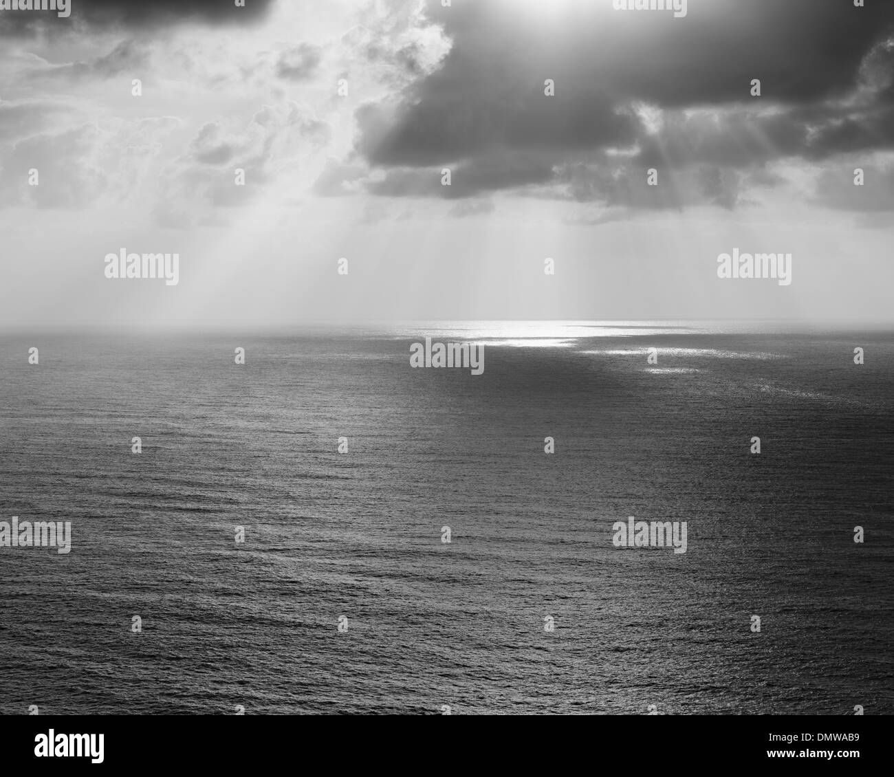 Ejes de la luz del sol brillando a través de una nube y una vista sobre el Océano Pacífico en Manzanita Oregon. Foto de stock