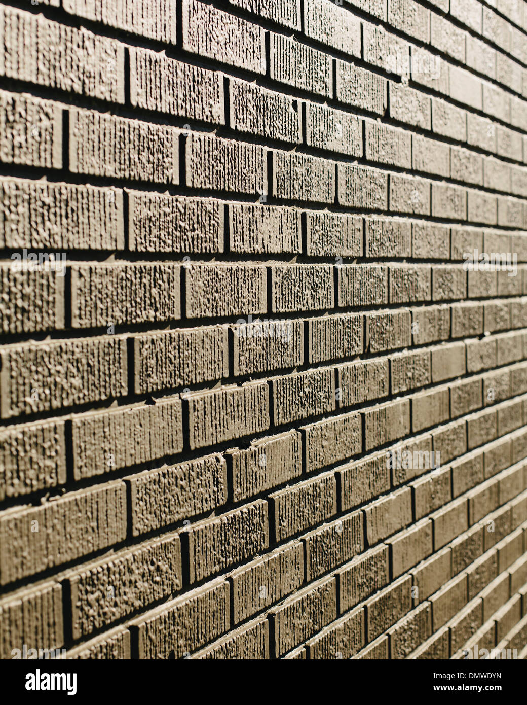 Una pared de ladrillo marrón en una ciudad. Foto de stock