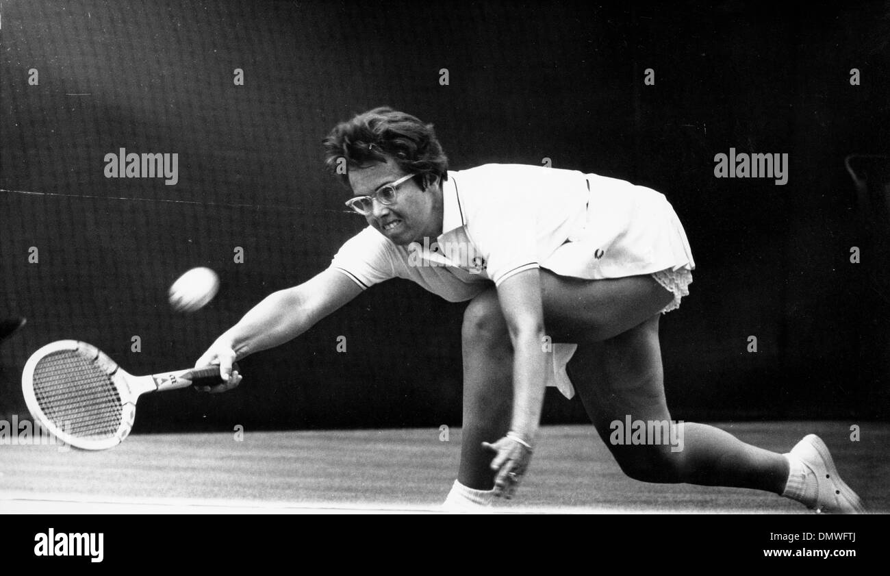 Junio 27, 1967 - Londres, Inglaterra, Reino Unido - la estrella de tenis Billie Jean King (USA) verso A.R. Lofdahl (Suecia) en Wimbledon. Foto: Billie-Jean King va tras el balón durante el partido. (Crédito de la Imagen: © KEYSTONE USA/ZUMAPRESS.com) imágenes Foto de stock