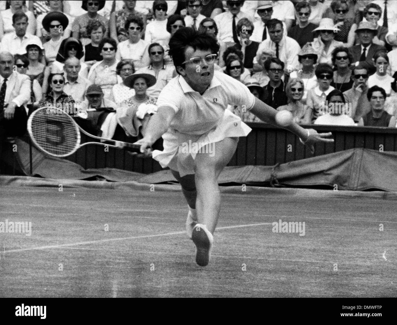 Julio 8, 1967 - Londres, Inglaterra, Reino Unido - El campeón de tenis Billie Jean King-beat ANN JONES en las Damas final de singles en Wimbledon. Foto: El rey va tras el balón durante el partido. (Crédito de la Imagen: © KEYSTONE USA/ZUMAPRESS.com) imágenes Foto de stock