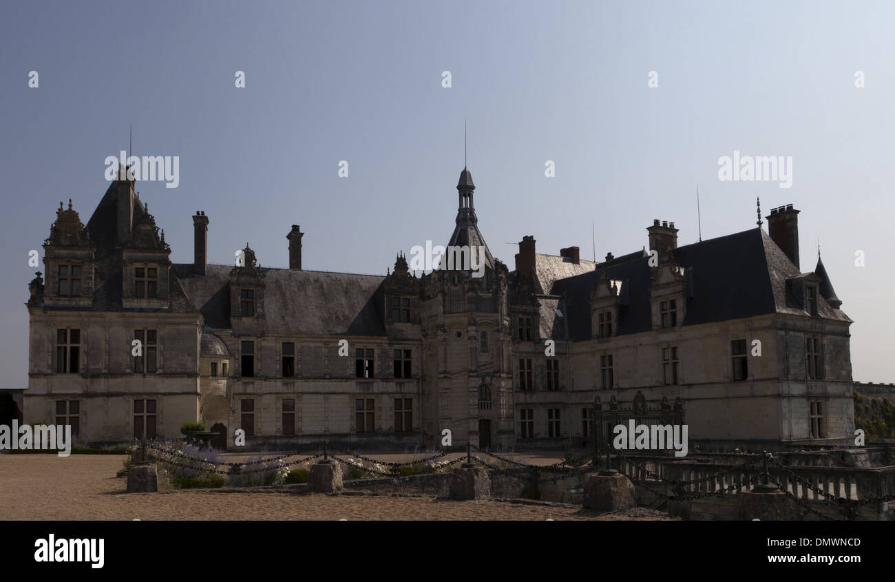 Chateau Saint-Aignan en la parte superior de la ciudad, vista desde el patio Foto de stock