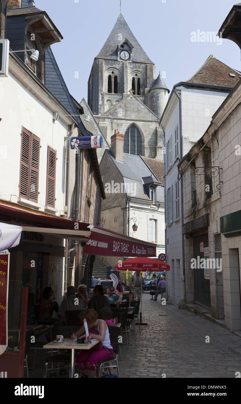 Saint-Aignan, las estrechas calles de la ciudad Foto de stock