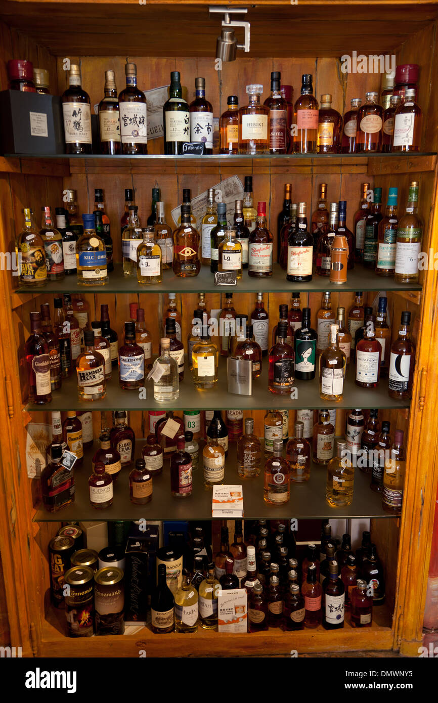 Saint-Aignan, tienda que vende muchas marcas de whiskey. Foto de stock