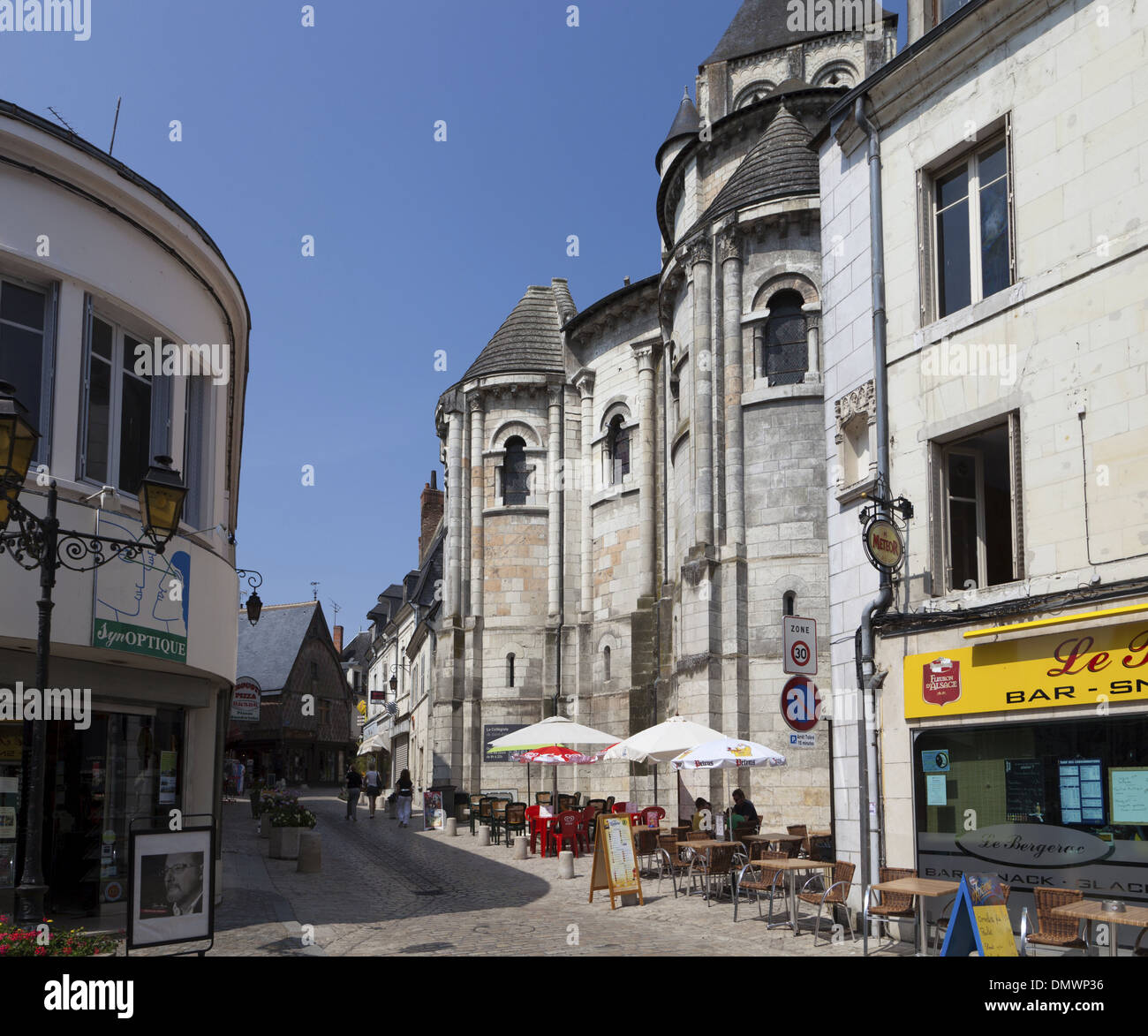 Saint-Aignan, las estrechas calles de la ciudad Foto de stock