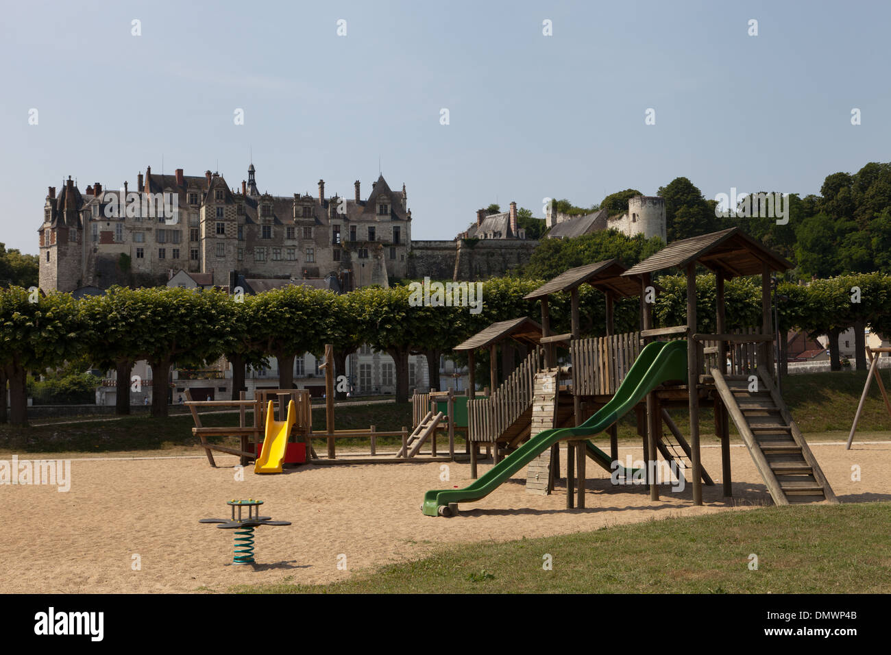Chateau Saint-Aignan desde el otro lado del río, mirando hacia la ciudad, con juegos para niños en primer plano Foto de stock