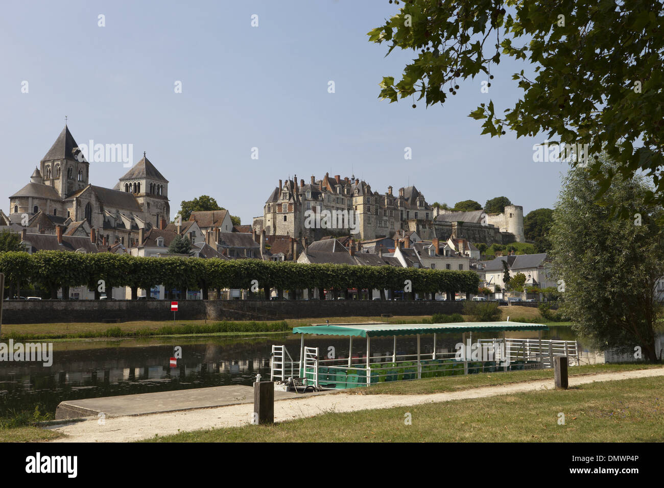 Chateau Saint-Aignan desde el otro lado del río, mirando hacia la ciudad con un barco turístico en primer plano Foto de stock