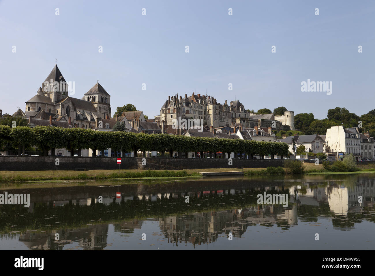 Chateau Saint-Aignan desde el otro lado del río, mirando hacia la ciudad Foto de stock