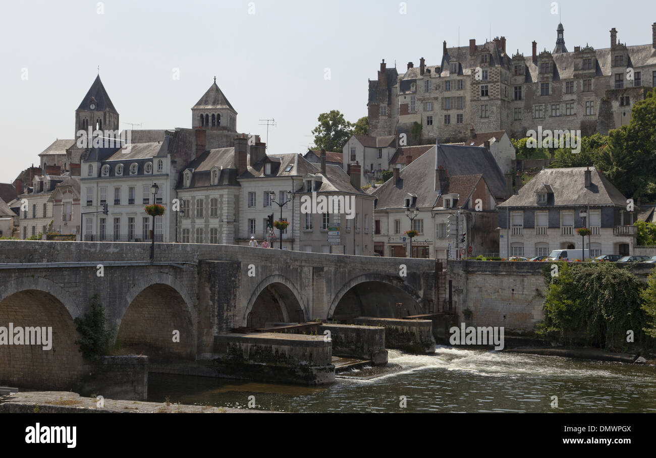 Vista del Chateau Saint-Aignan desde el otro lado del río, mirando hacia la ciudad con el puente a la izquierda Foto de stock