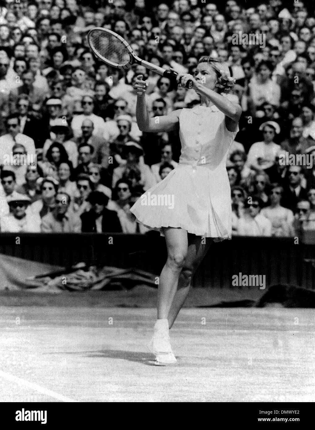 Julio 2, 1955 - Londres, Inglaterra, Reino Unido - Jugador de tenis BEVERLY  BAKER FLEITZ, nacido el 13 de marzo de 1930, en la acción a las damas  singles en Wimbledon durante