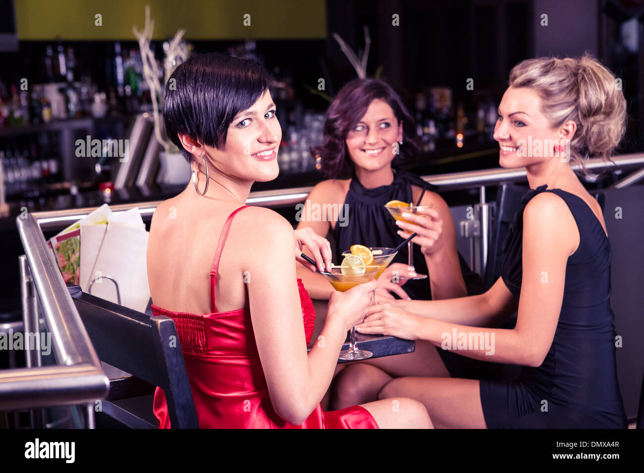 Grupo de mujeres jóvenes en el bar Foto de stock