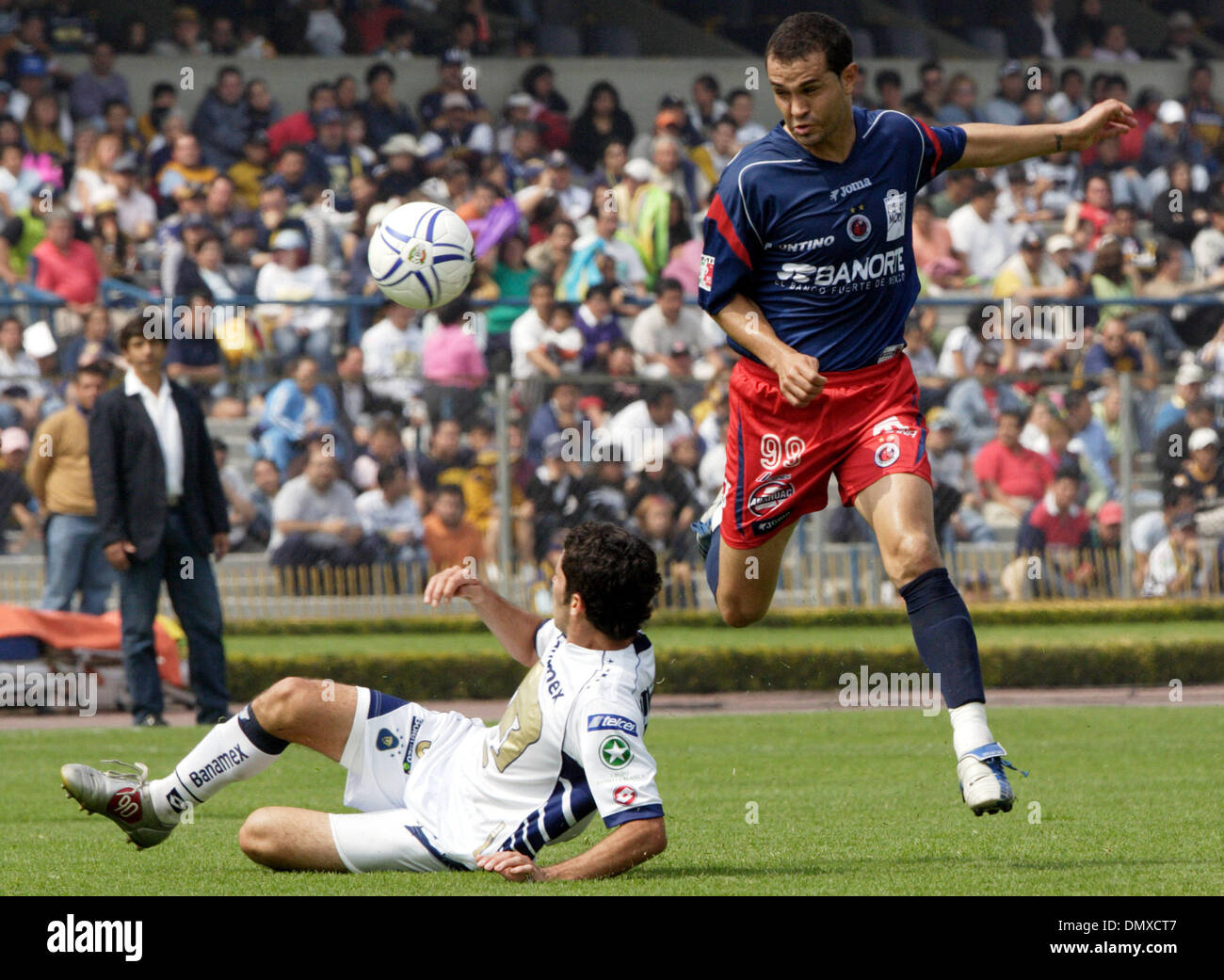 01 Feb, 2006; Ciudad de México, México; UNAM Pumas defender ISRAEL CASTRO  (L), lucha por el balón contra Veracruz Tiburones Rojos adelante MANUEL  VIDRIO durante su partido de fútbol en el Estadio