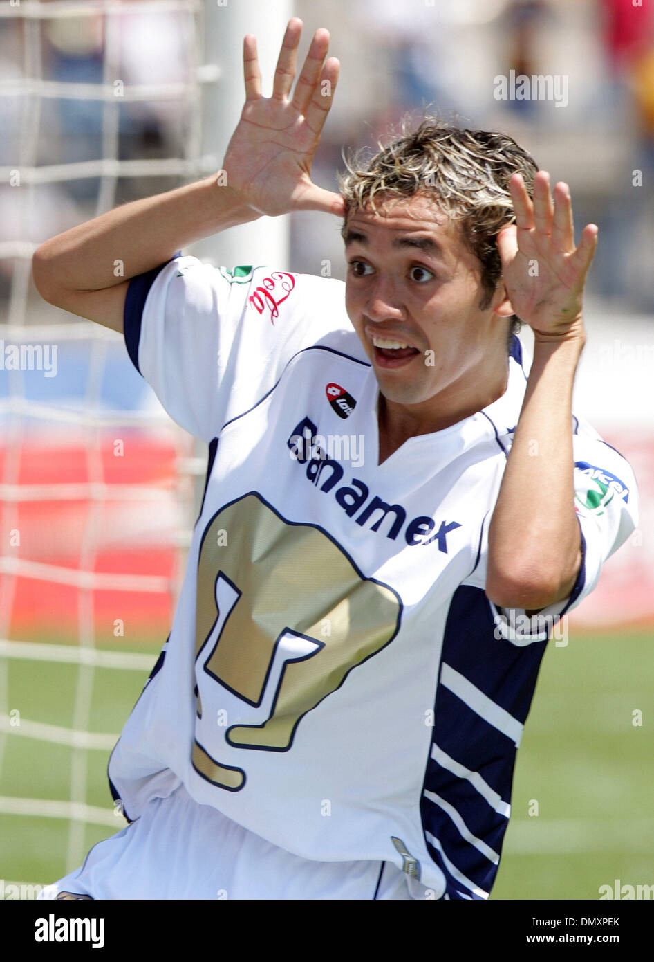 Mar 12, 2006; Ciudad de México, DF, México; UNAM el centrocampista Marco Antonio Palacios (R) la bola encima Monarcas Morelia" Cristian Nasuti ( en la parte inferior L)
