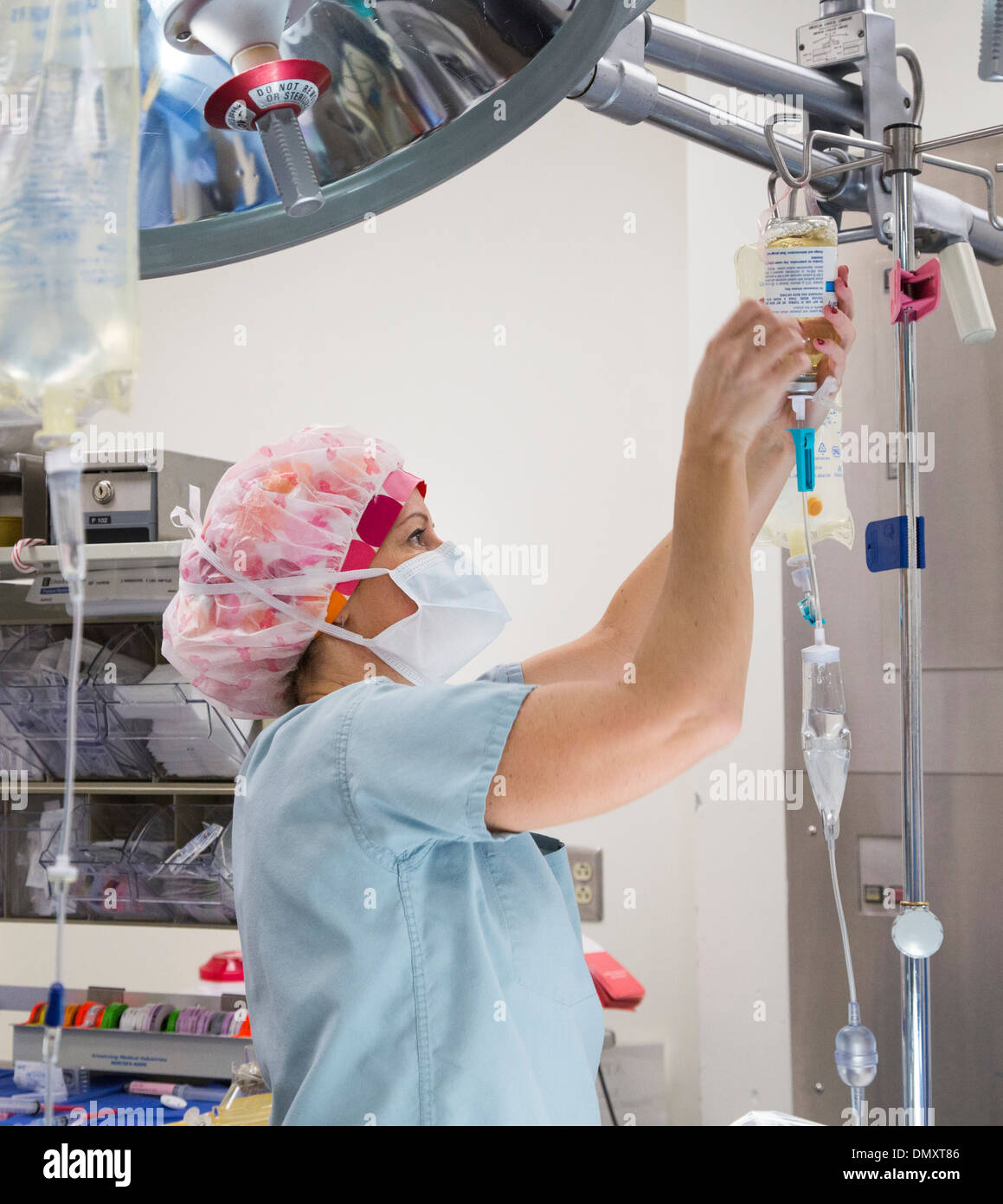 Una enfermera anestesista certificada en el trabajo como a los cirujanos realizar una histerectomía en una mujer con cáncer de endometrio. Foto de stock