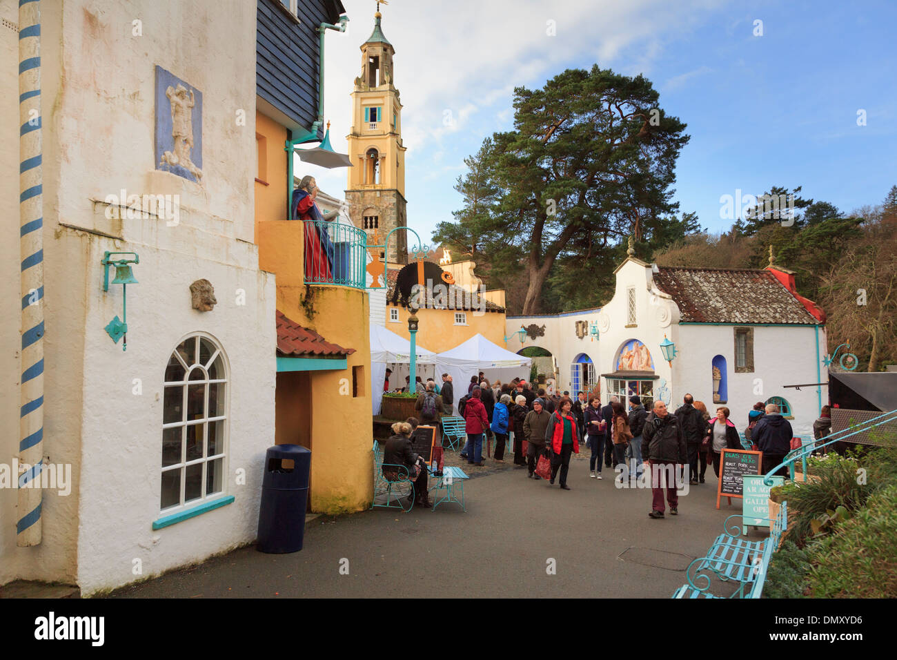 Los visitantes a la comida de Navidad y Feria de Artesanía en estilo italiano turistas" pueblo de Portmeirion, Gwynedd, al norte de Gales, Reino Unido, Gran Bretaña Foto de stock