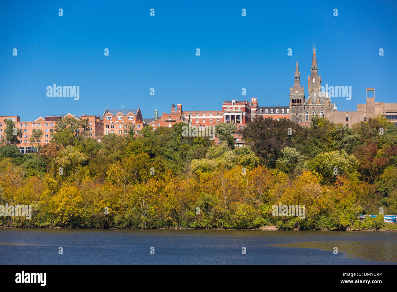 WASHINGTON, DC, EEUU - Universidad de Georgetown, Healy Hall spires, el río Potomac. Foto de stock