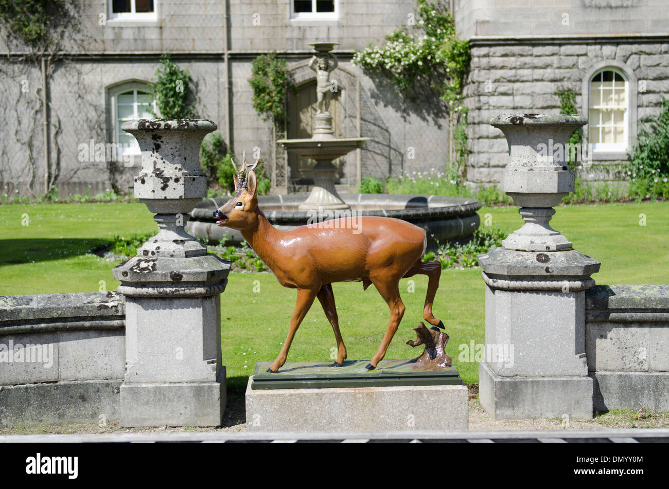 El castillo de Balmoral, con ciervos escultura en el jardín Foto de stock