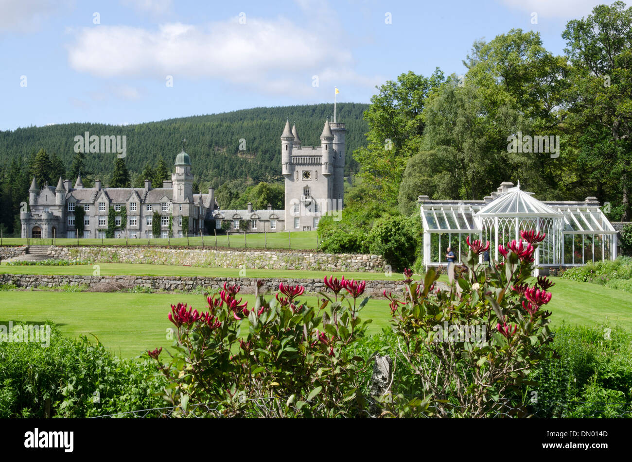 El castillo de Balmoral Royal Deeside con jardín y conservatorio Foto de stock