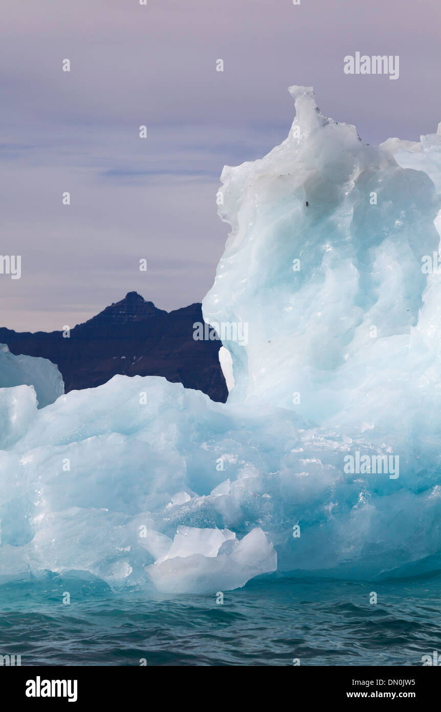 Espectacular iceberg cerca de Danmark Isla, Groenlandia Foto de stock