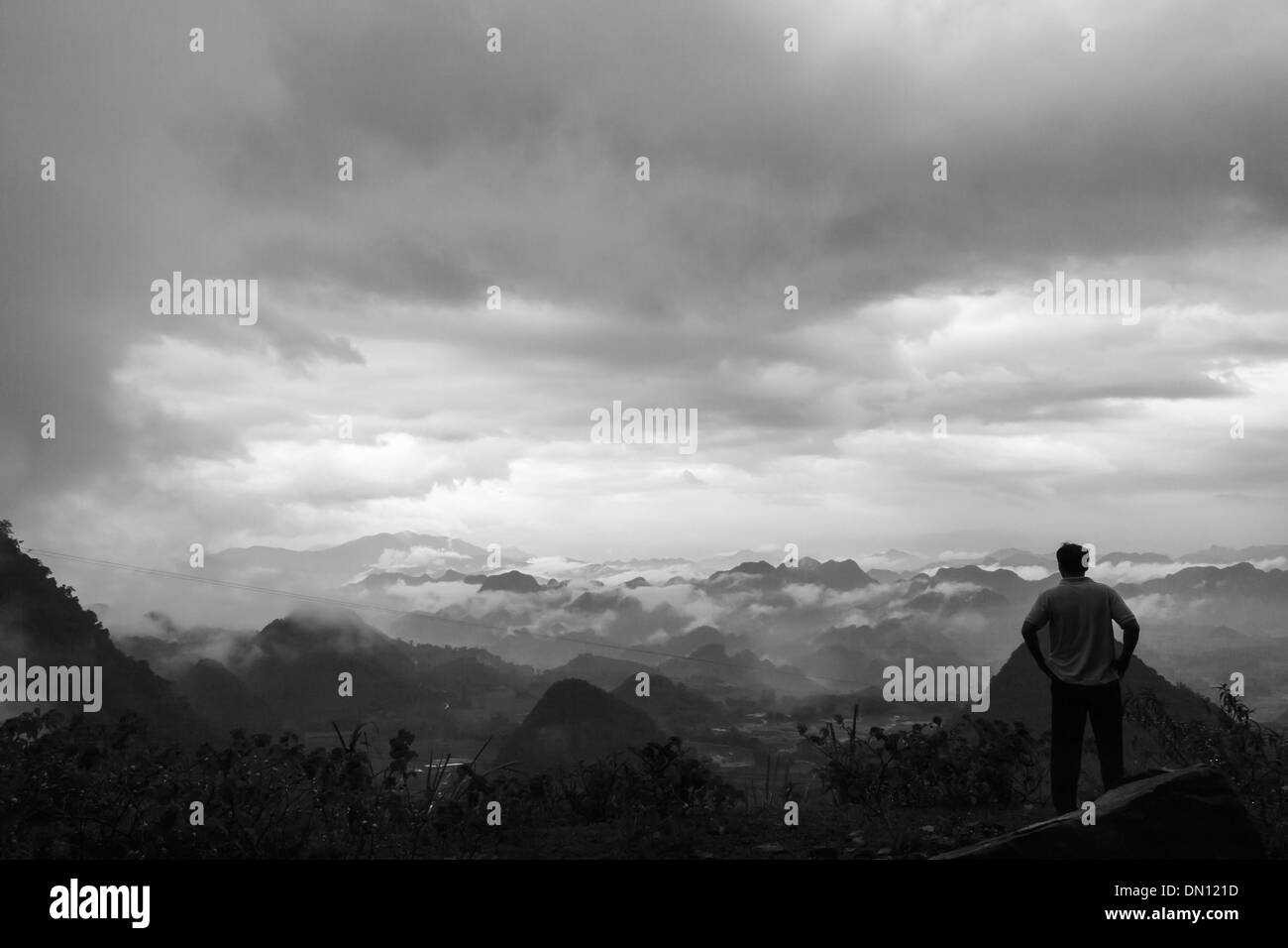 Montaña con nubes de Hoa Binh Vietnam del norte Foto de stock