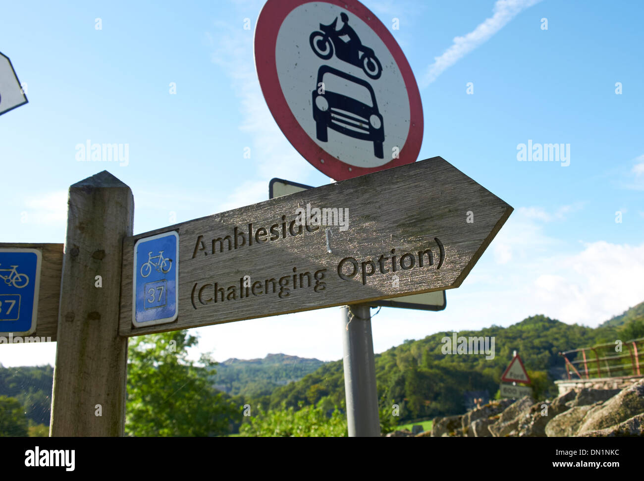 Cartel para un desafiante en bicicleta en el Lake District, Inglaterra, Reino Unido. Foto de stock