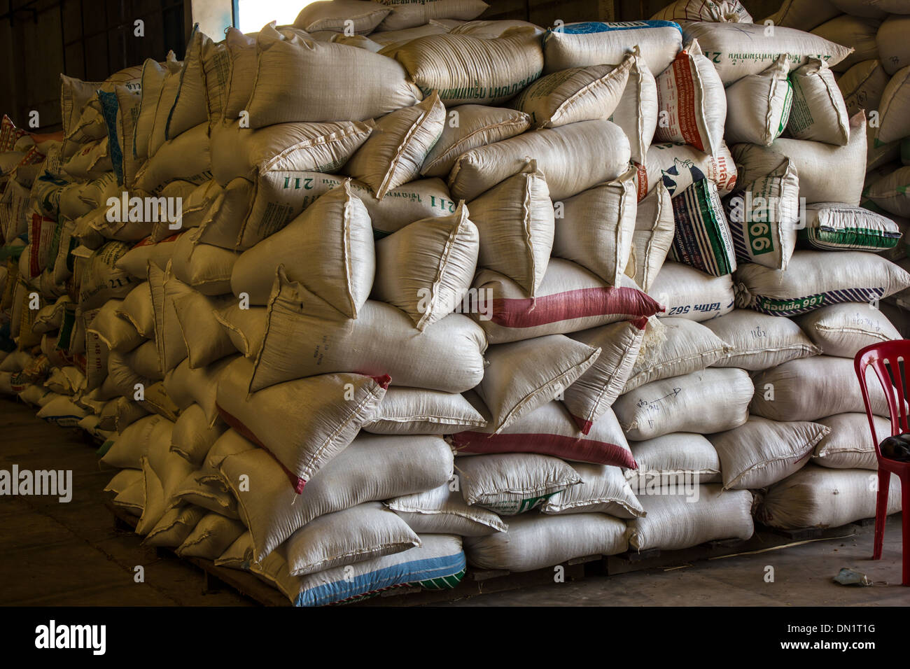 Acuerdo con montones de sacos de fertilizante en Asia. Foto de stock