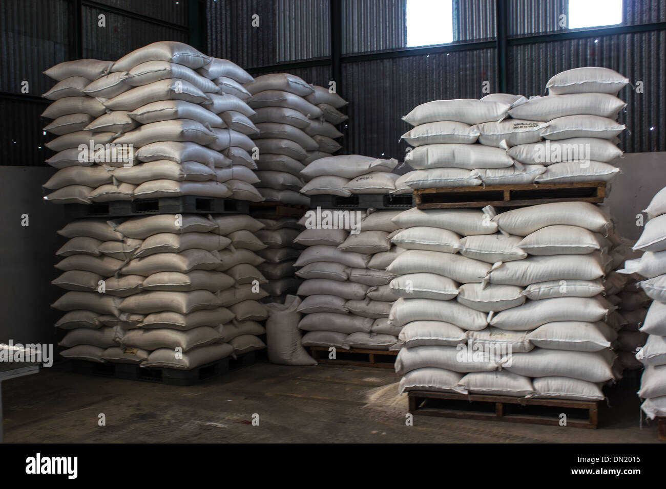 Acuerdo con montones de sacos de fertilizante en Asia. Foto de stock