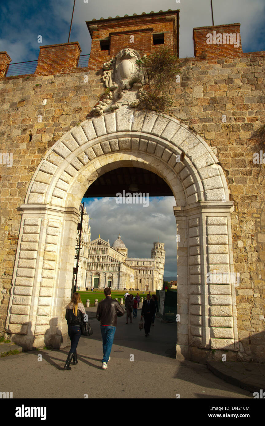 Puerta de la piazza Manin cuadrado a la Piazza del Miracoli el campo de los milagros de la ciudad de Pisa Toscana Italia Europa Foto de stock