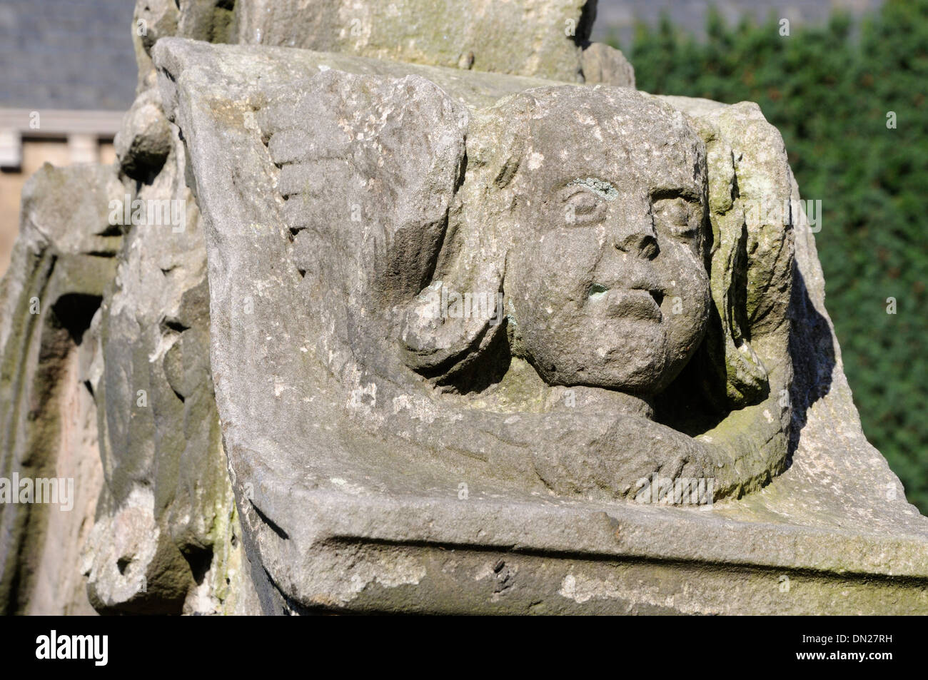 Figura tallada en una tumba en la iglesia parroquial de Athelstaneford Foto de stock