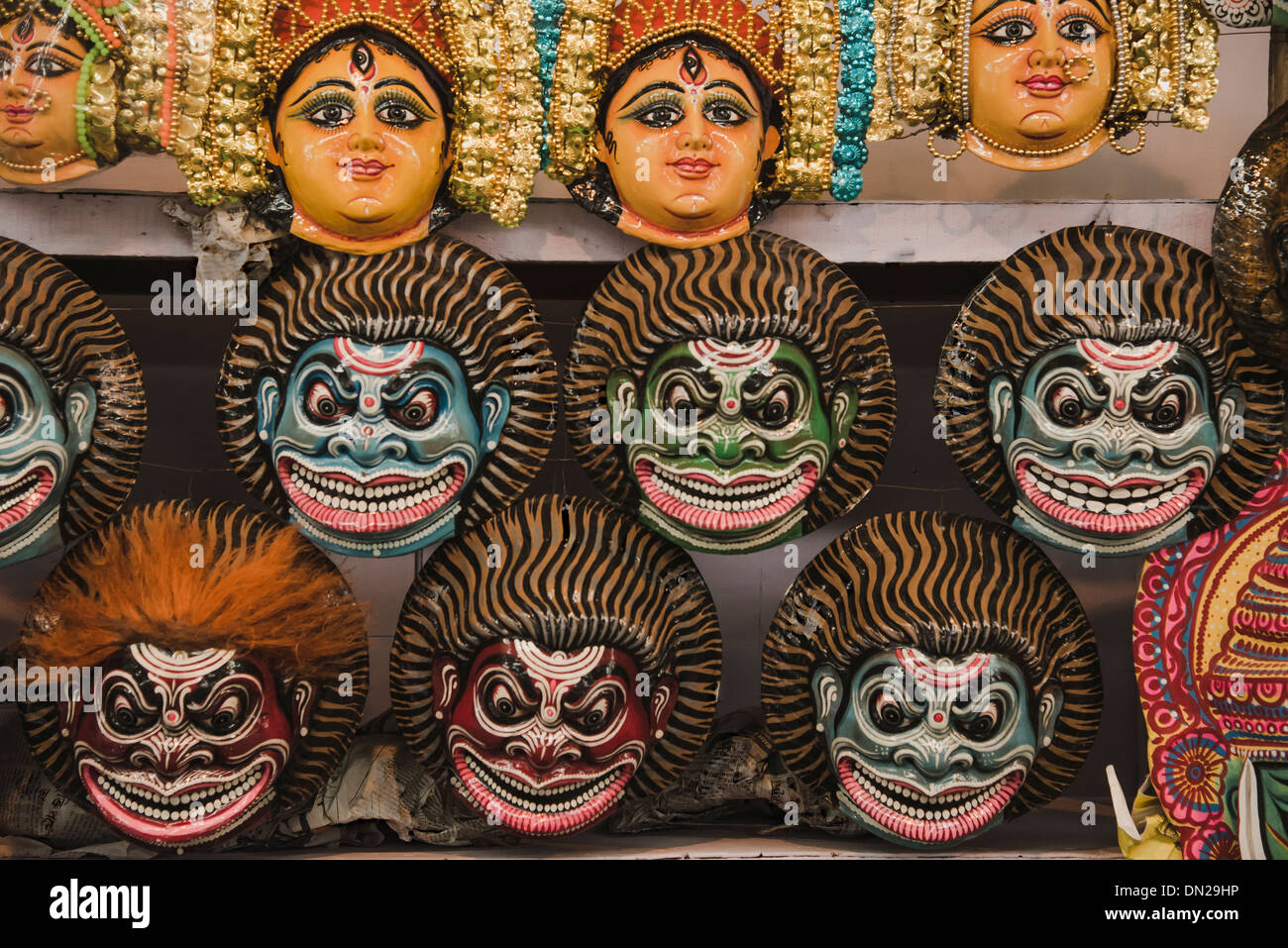 Hecho a mano Chhou máscara de baile de dioses,Diosa,demonios-hechas de  moldes de papel,en colores variados Fotografía de stock - Alamy